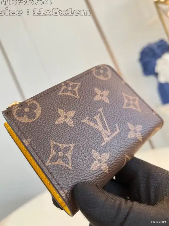 Compact Wallet-11*8.5*1.5CM Vuitton Noa Louis 0331